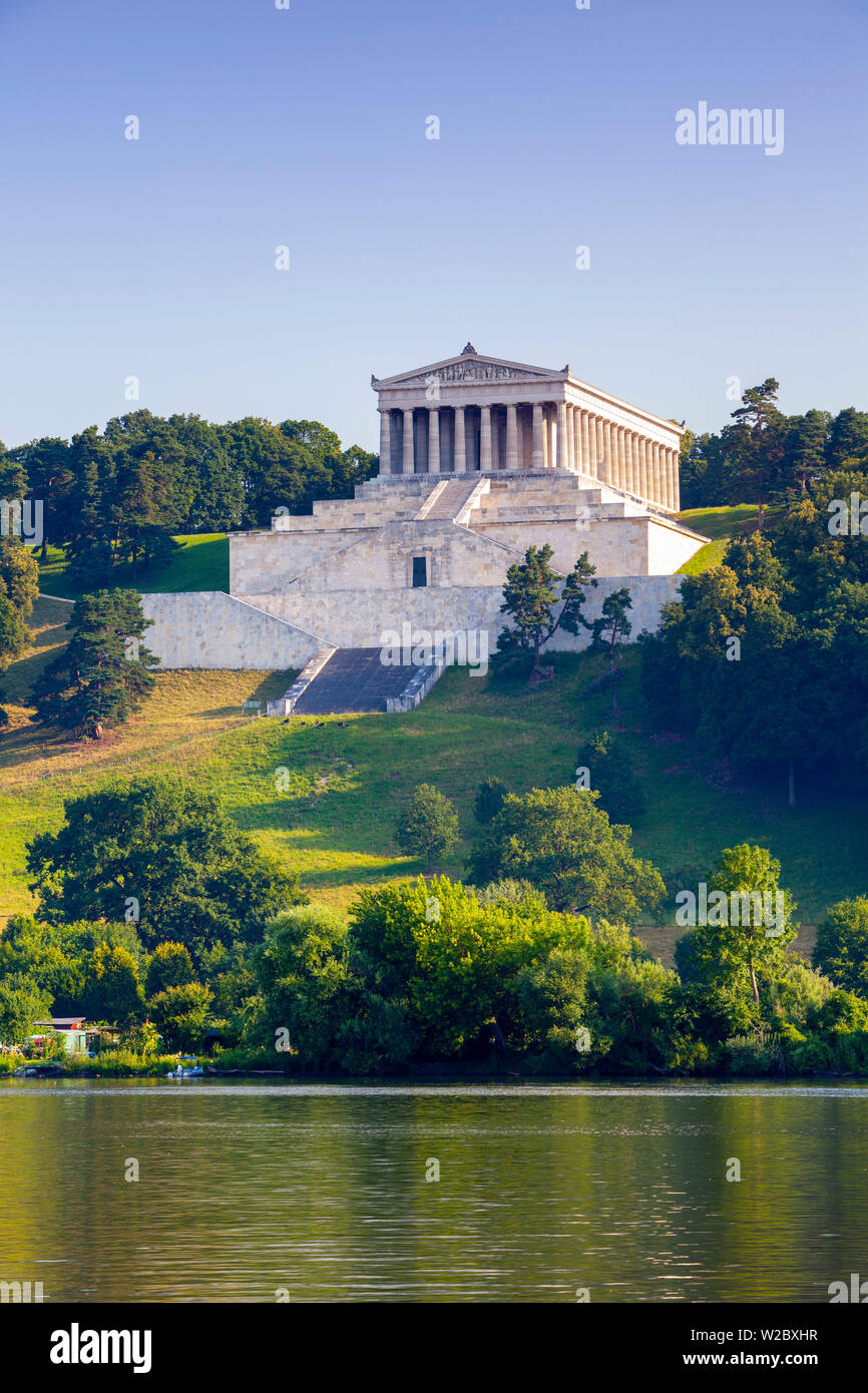 Blick auf die Valhalla Hall of Fame auf der Donau in der Nähe von Donaustauf, Walhalla, Oberpfalz, Bayern, Deutschland Stockfoto