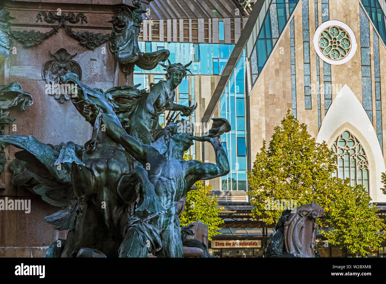 Mende Brunnen und Kirche St. Paul in der Augustusplatz, Leipzig, Sachsen, Deutschland Stockfoto