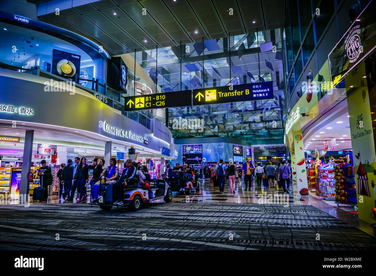 Singapur - Mai 8, 2019: Reisende bewegen und Shopping in Changi Flughafen, Terminal 3, Singapur. Stockfoto