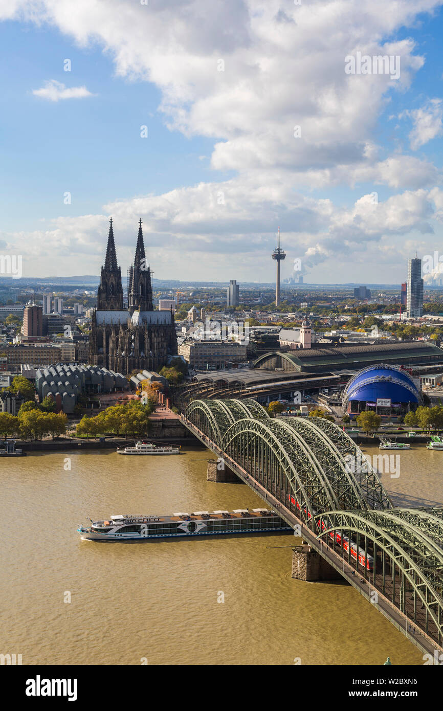 Blick auf die Skyline der Stadt Köln mit der Hohenzollern Brücke den Rhein und die historische Dom oder die Kathedrale, Köln, Köln, Rheinland Westfalen, Deutschland überqueren Stockfoto