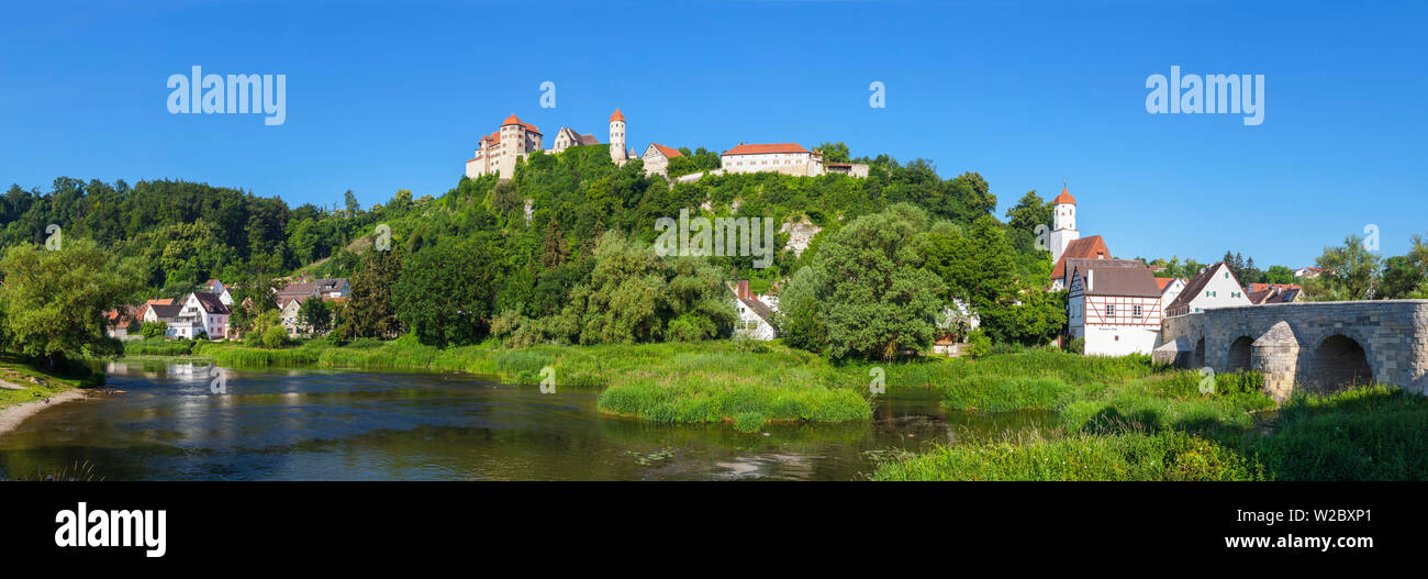 Die malerische Harburger Schloss und Dorf, Harburg, Bayern, Deutschland Stockfoto