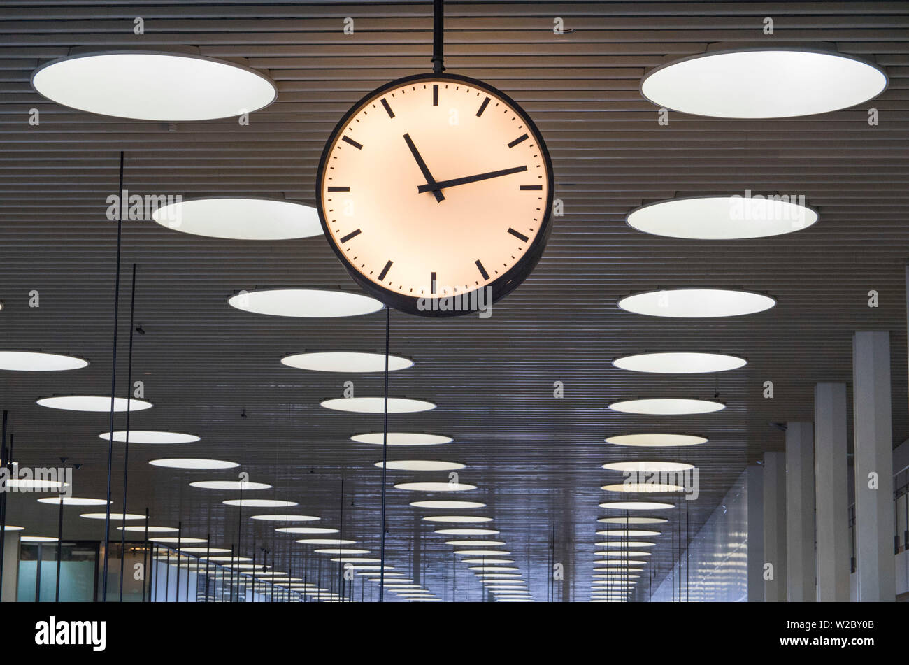 Dänemark, Zealand, Kopenhagen, Kopenhagen Intertnational Flughafen, Innere des Terminal 2 mit Uhr Stockfoto