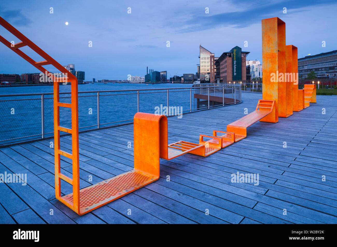 Dänemark, Seeland, Kopenhagen, Inner Harbour Waterfront Gebäude und Spielplatz Stockfoto