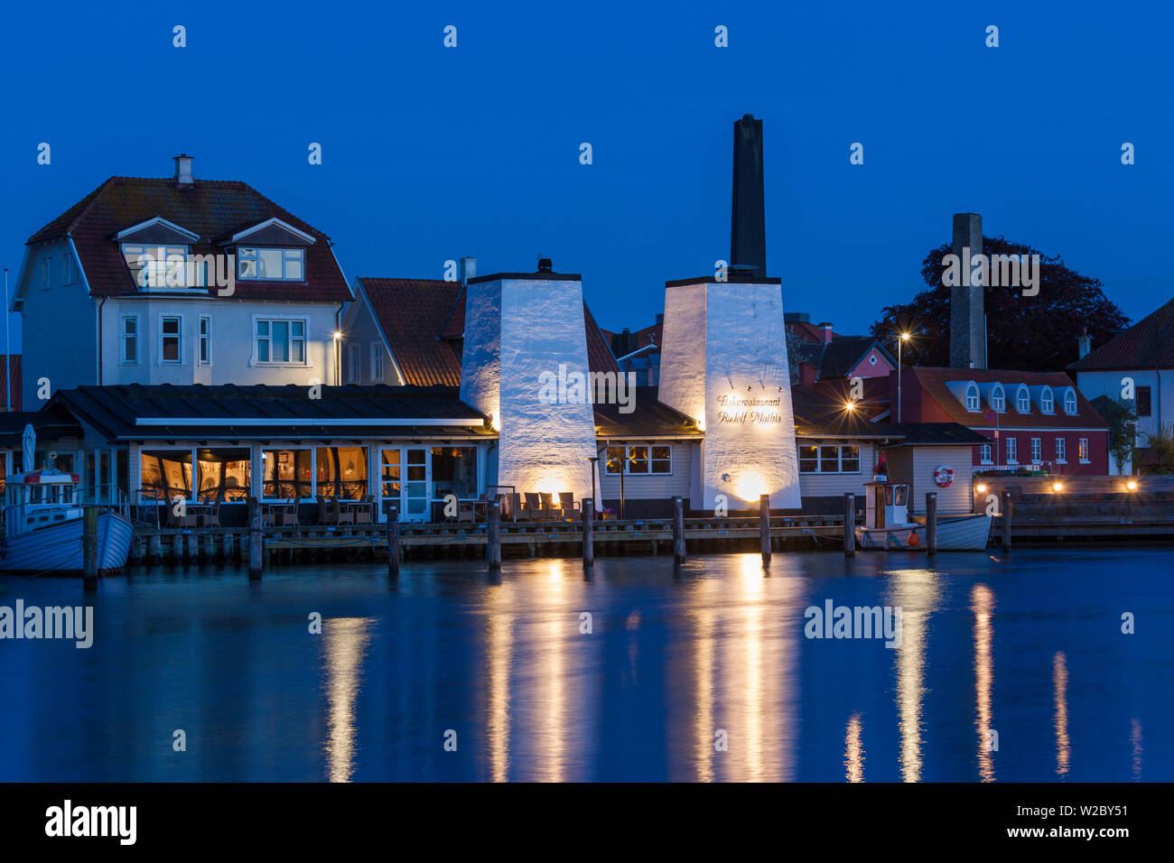 Blick auf die Stadt, Abenddämmerung, Kerteminde, Dänemark, Fünen Stockfoto