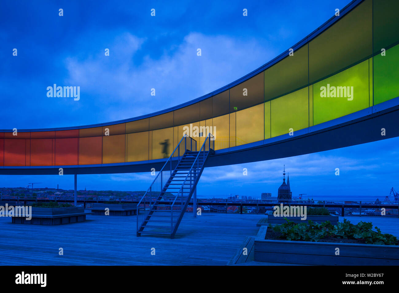 Dänemark, Jütland, ARoS Aarhus Kunstmuseum, Aarhus Kunstmuseum, Your Rainbow Panorama 360-Grad-Dach Gehweg, außen, Dämmerung Stockfoto