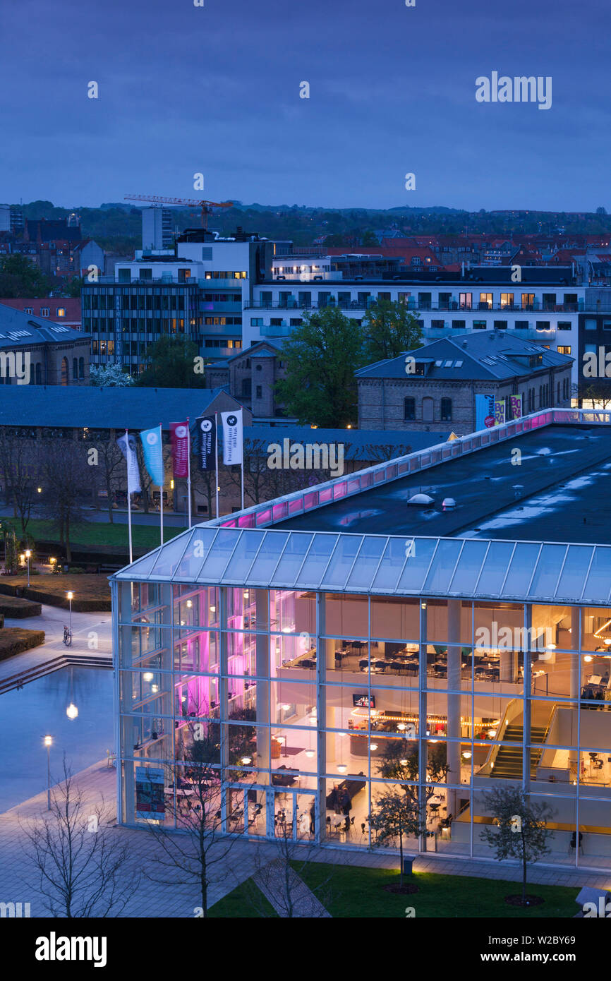Dänemark, Mitteljütland, Aarhus, Musikhuset Aarhus, Performing Arts Center, Außen, Abend, Ansicht Stockfoto