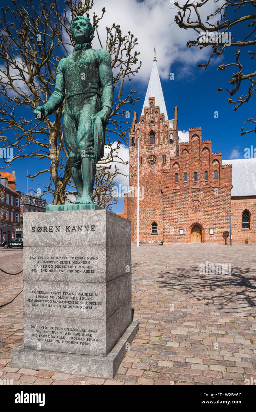 Dänemark, Nordjütland, Grenaa, Grenaa Kirke Kirche aus dem 14. Jahrhundert und die Statue von Soren Kanne, Schiffbruch Held Stockfoto