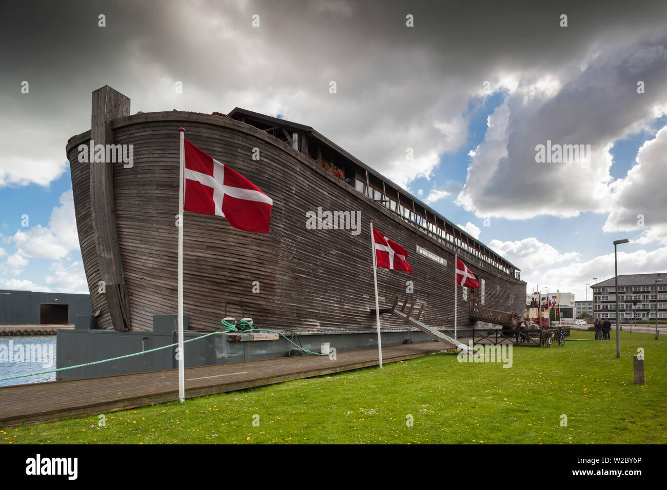 Dänemark, Jütland, Randers, Uferpromenade mit Nachbildung der Arche Noah Stockfoto