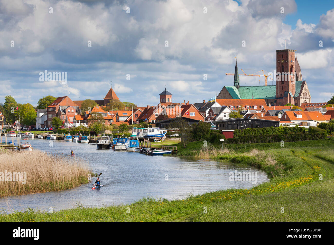 Dänemark, Jütland, Ribe, Blick auf die Stadt vom Fluss Ribe Stockfoto