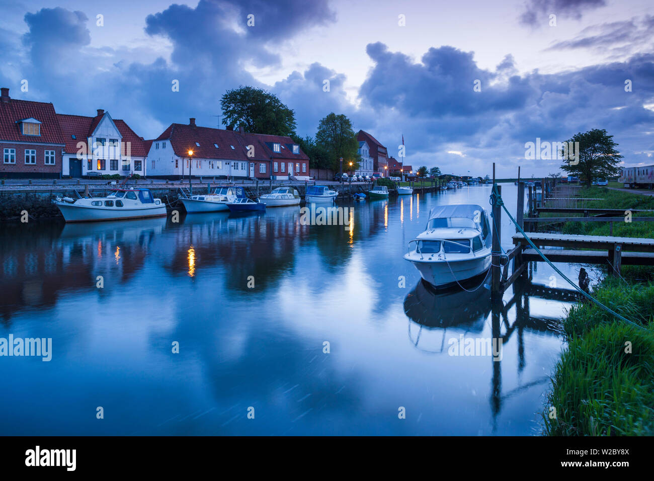 Dänemark, Jütland, Ribe, Blick auf die Stadt vom Fluss Ribe Dämmerung Stockfoto