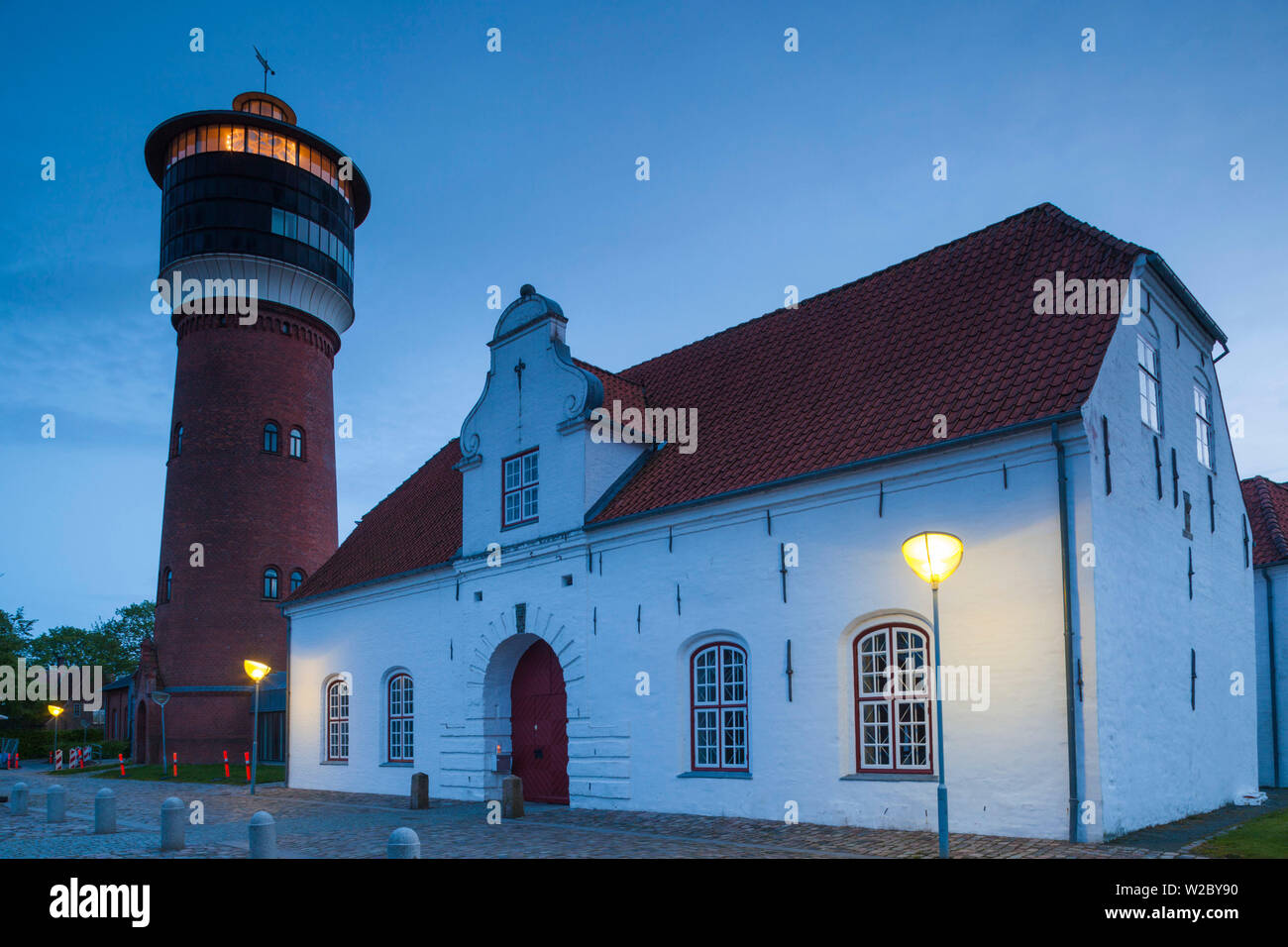 Dänemark, Nordjütland, Tønder, Dänemarks älteste Stadt Tønder Museum und Vandtarnet Wasserturm, Dämmerung Stockfoto