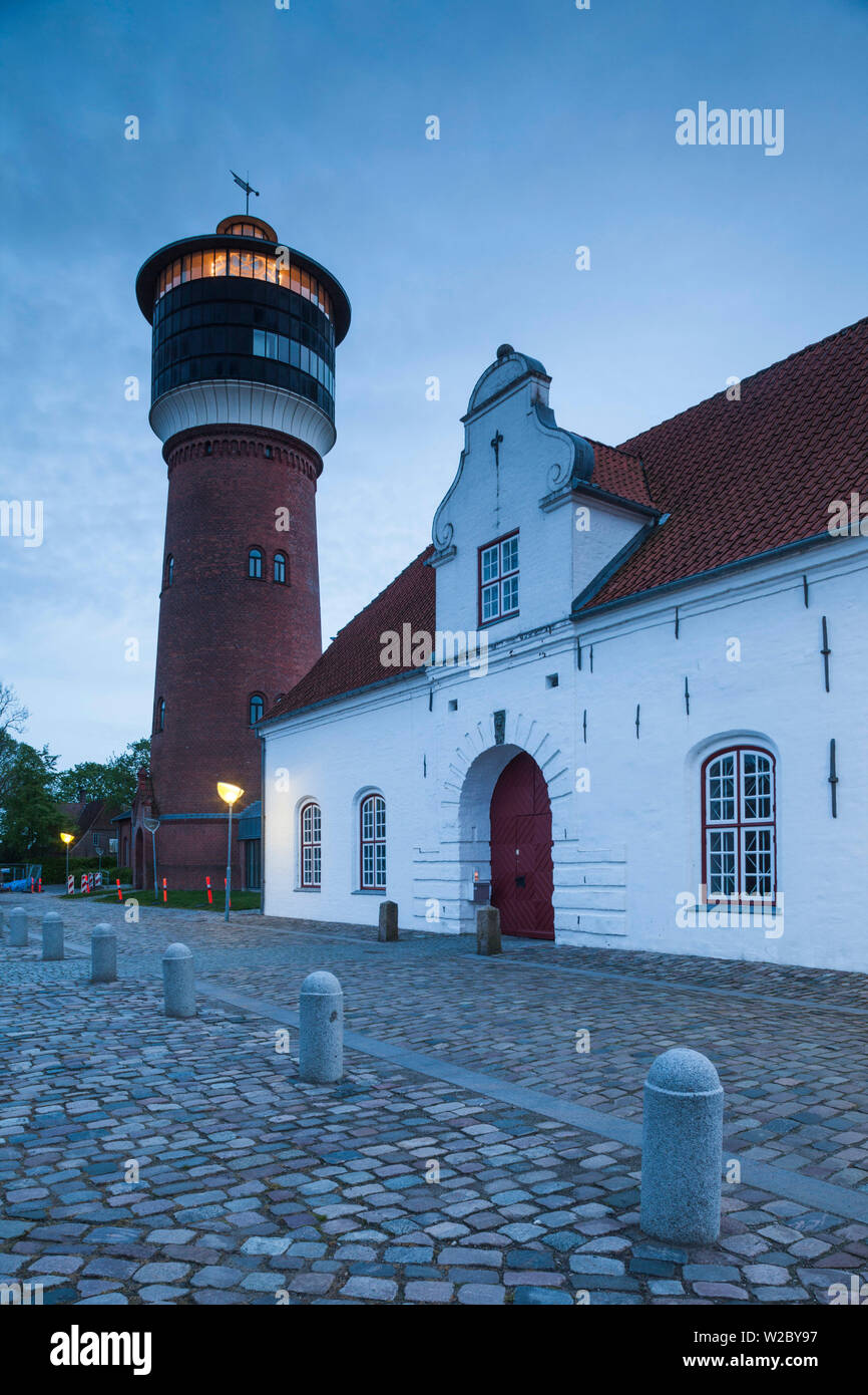 Dänemark, Nordjütland, Tønder, Dänemarks älteste Stadt Tønder Museum und Vandtarnet Wasserturm, Dämmerung Stockfoto