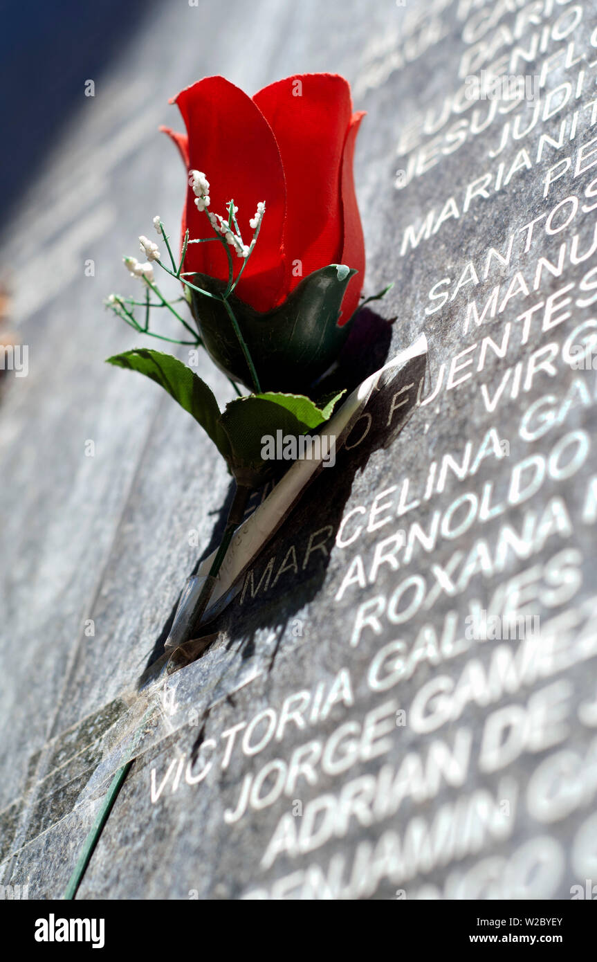 San Salvador, El Salvador, Papier, rote Rose, die Mauer der Erinnerung,  'Monument der Erinnerung und Wahrheit', Namen von Menschen, die starben  während des Bürgerkriegs der 80er Jahre, Cuscatlan Park Stockfotografie -  Alamy