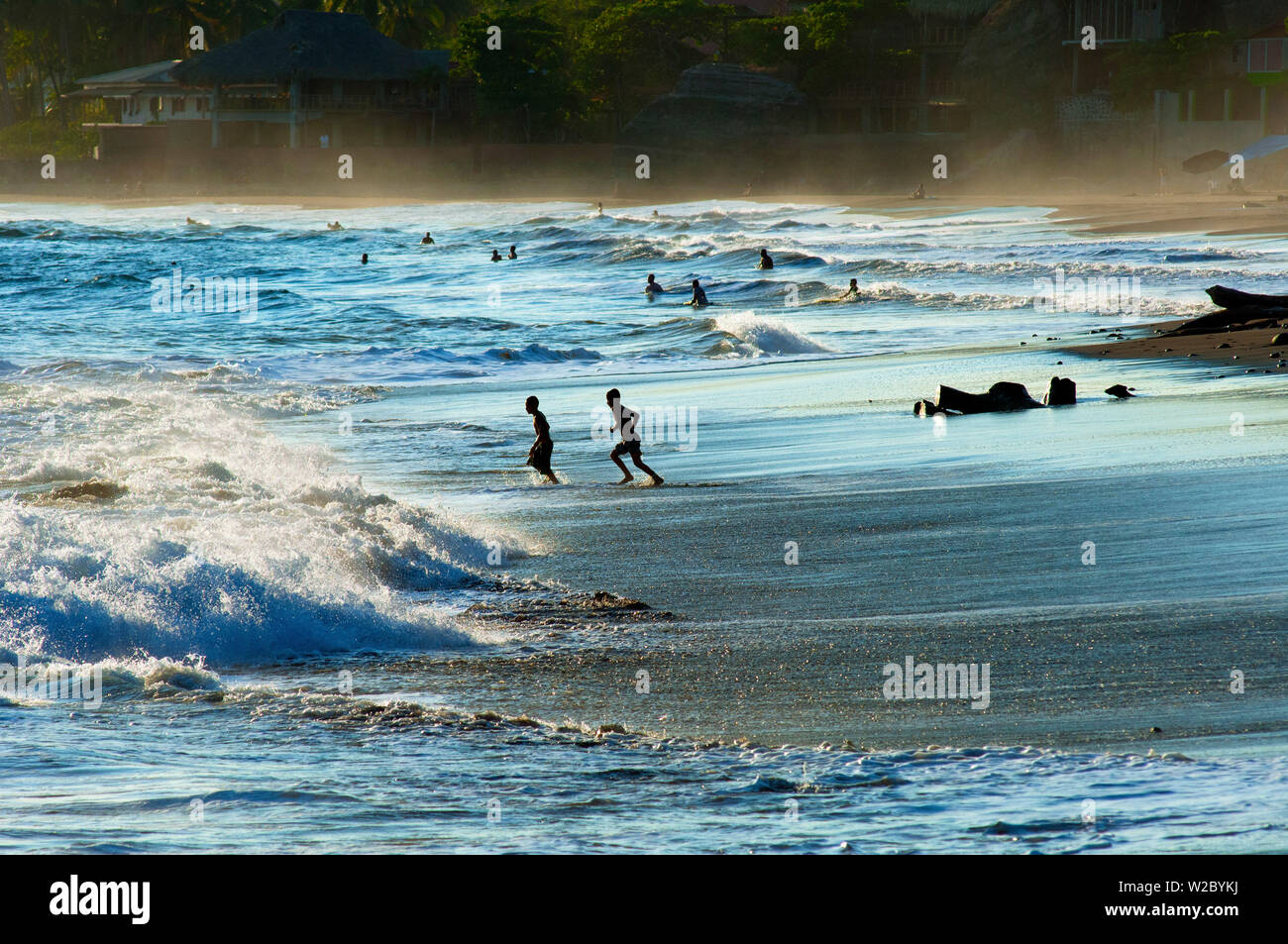 Playa El Tunco, El Salvador, Pacific Ocean Beach, beliebt bei Surfern, große Wellen, benannt nach dem Felsen Stockfoto