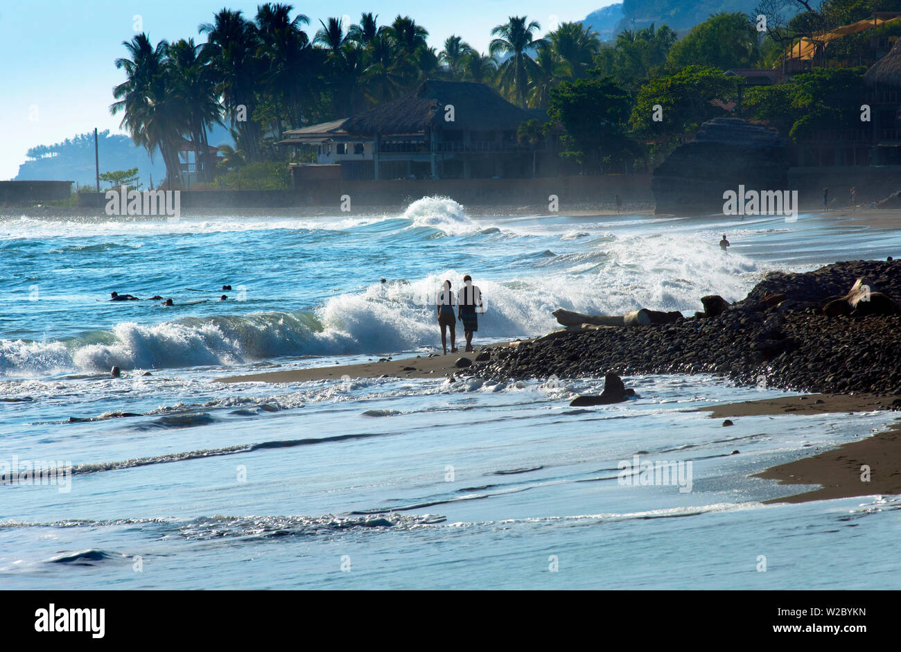 Playa El Tunco, El Salvador, Pacific Ocean Beach, beliebt bei Surfern, große Wellen, Strand Resorts Stockfoto