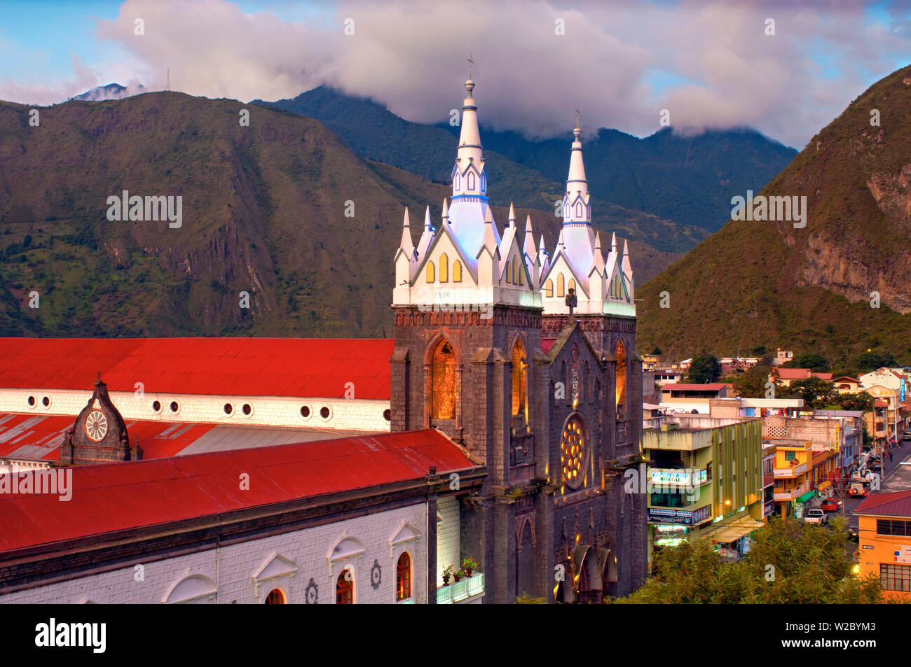 Kirche der Jungfrau des heiligen Wassers, Nuestra Señora del Agua Santa, neugotische Kirche, mit vulkanischen Felsen, Banos, Ecuador, Provinz Tungurahua gebaut Stockfoto