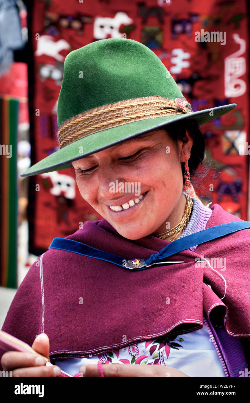Saquisili Markt, Salasaca Indianer, Experte Weber für ihre exquisiten Gobelins bekannt, sind spezialisiert auf die Anden Textile Kunst, Saquisili, Provinz Cotopaxi, Ecuador, Anden gebürtigen amerikanischen Stockfoto