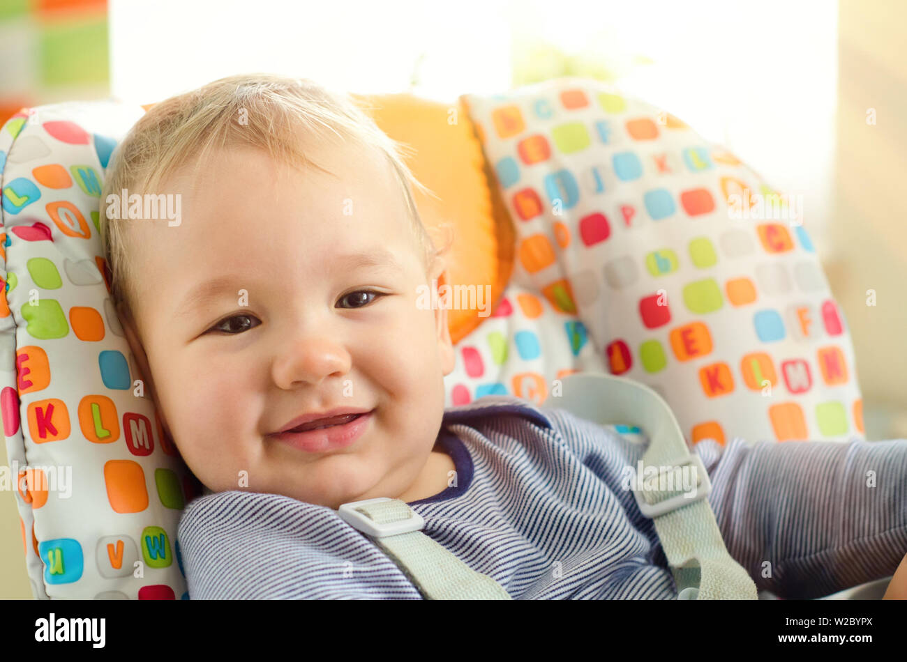 Smiling Baby Junge Im Hochstuhl Sitzen Stockfoto Bild 259648114