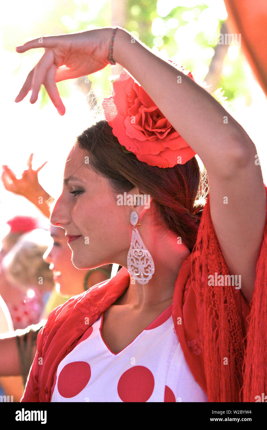 Flamenco Tänzerin in traditioneller Kleidung, jährliche Horse Fair, Jerez de la Frontera, Provinz Cadiz, Andalusien, Spanien (MR) Stockfoto