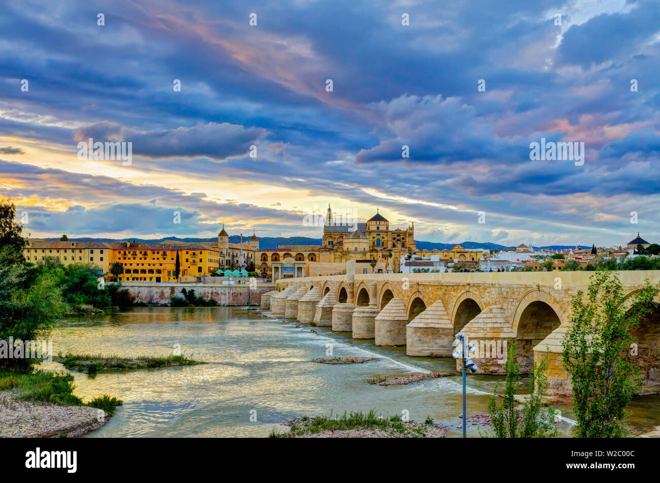 Spanien, Andalusien, Provinz Córdoba, Córdoba, Römische Brücke (Puente Romano) über den Fluss Guadalquivir und die Mezquita (Mosqueâ € "Kathedrale von Cordoba, UNESCO Weltkulturerbe) Stockfoto