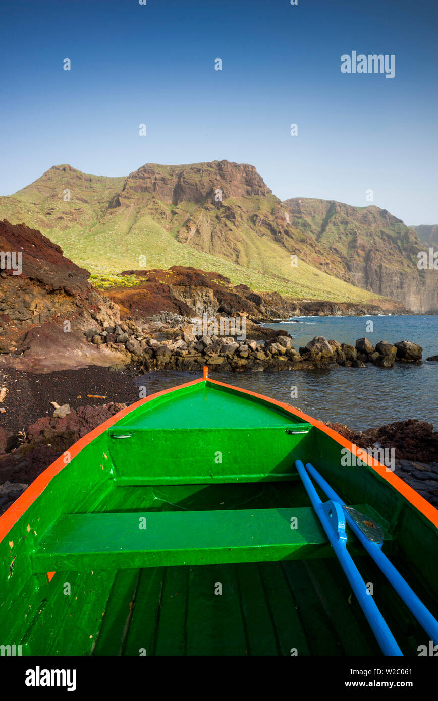 Spanien, Kanarische Inseln, Teneriffa, Punta de Teno, Fischerboote und Küstenlandschaft. Stockfoto