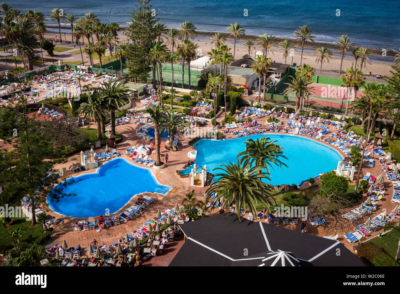 Spanien, Kanarische Inseln, Teneriffa, Playa de Las Americas, H10 Las  Palmeras Hotel, erhöhte Poolblick Stockfotografie - Alamy