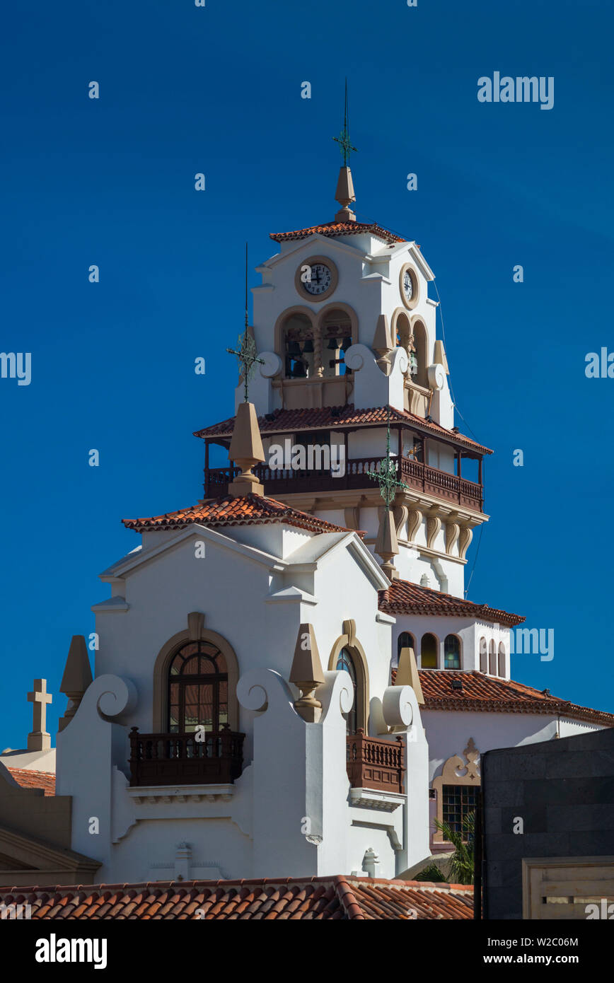 Spanien, Kanarische Inseln, Teneriffa Candelaria, Basilica de Nuestra Senora de Candelaria, erhöhten Blick auf Kirche und Stadt Stockfoto
