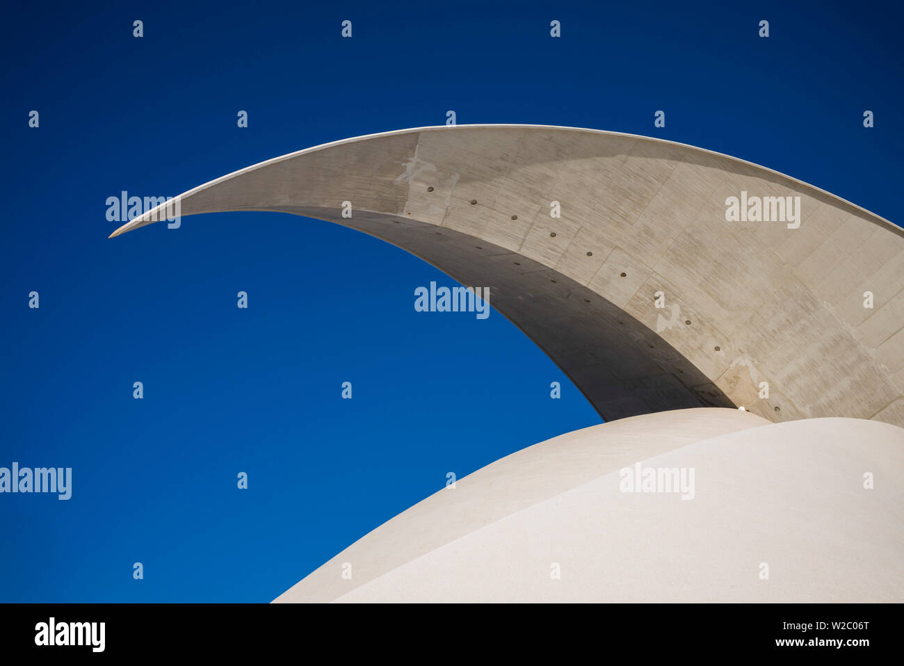 Spanien, Kanarische Inseln, Teneriffa, Santa Cruz De Tenerife, Auditorio de Tenerife Adan Martin, entworfen von Santiago Calatrava, außen Stockfoto