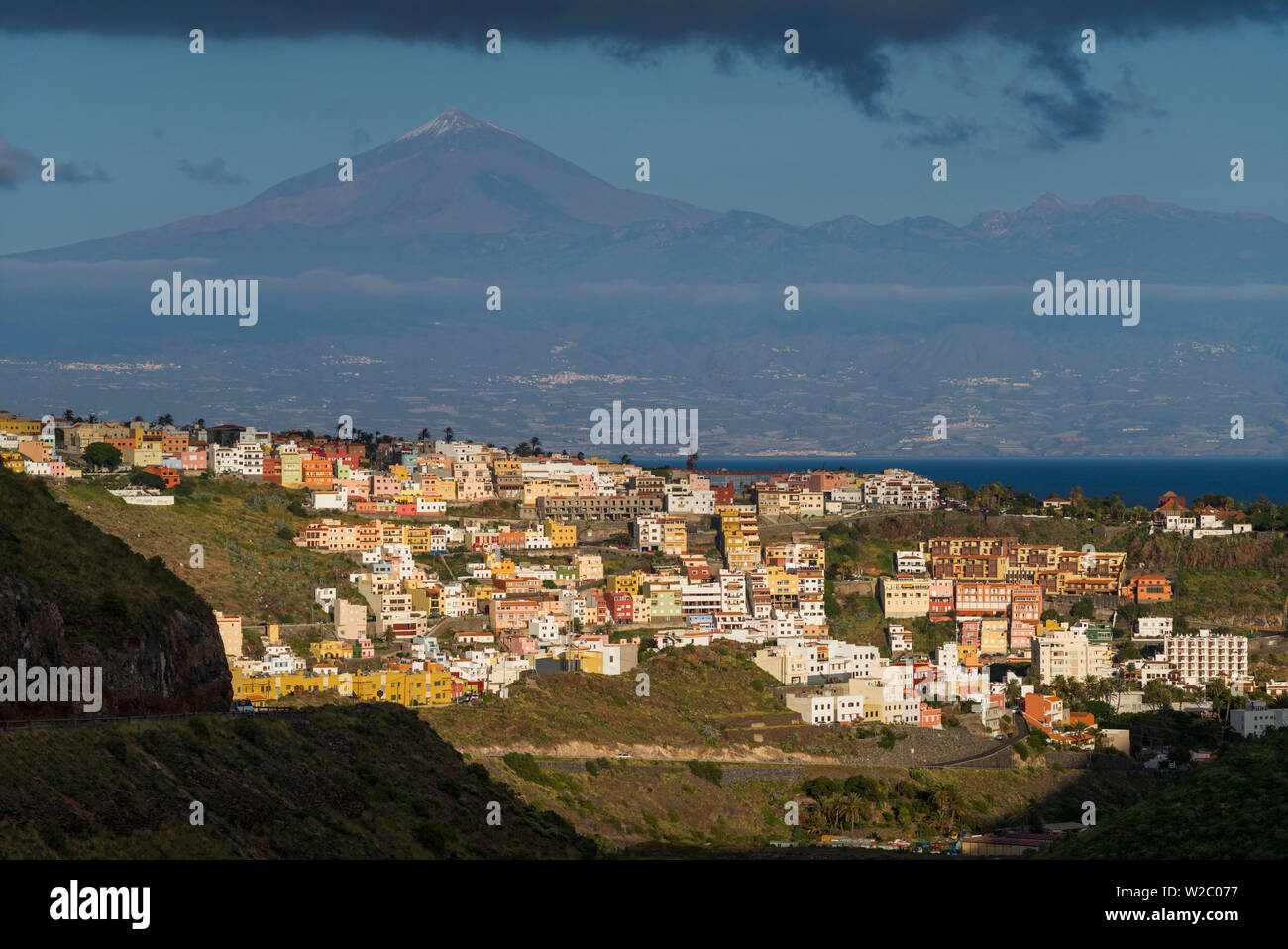 Spanien, Kanarische Inseln, La Gomera, San Sebastian de la Gomera, Blick auf die Stadt mit der Pico del Teide auf Teneriffa Stockfoto