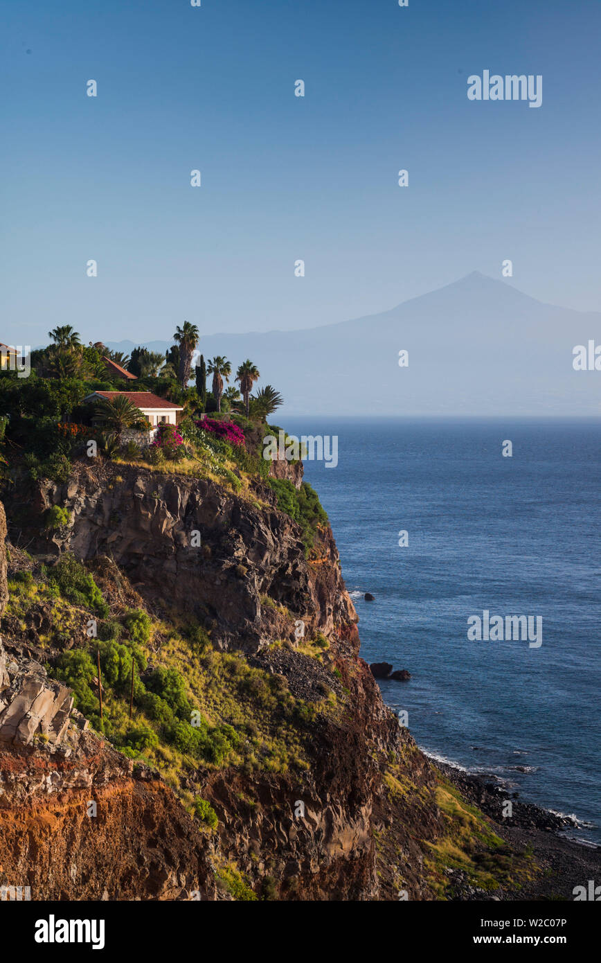 Spanien, Kanarische Inseln, La Gomera, San Sebastian de la Gomera, Cliff View mit Pico del Teide auf Teneriffa Stockfoto