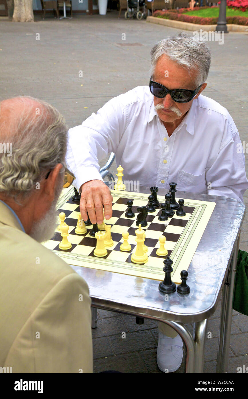 Männer spielen Schach in Santa Catalina Park, Las Palmas de Gran Canaria, Gran Canaria, Kanarische Inseln, Spanien, Atlantik, Europa Stockfoto