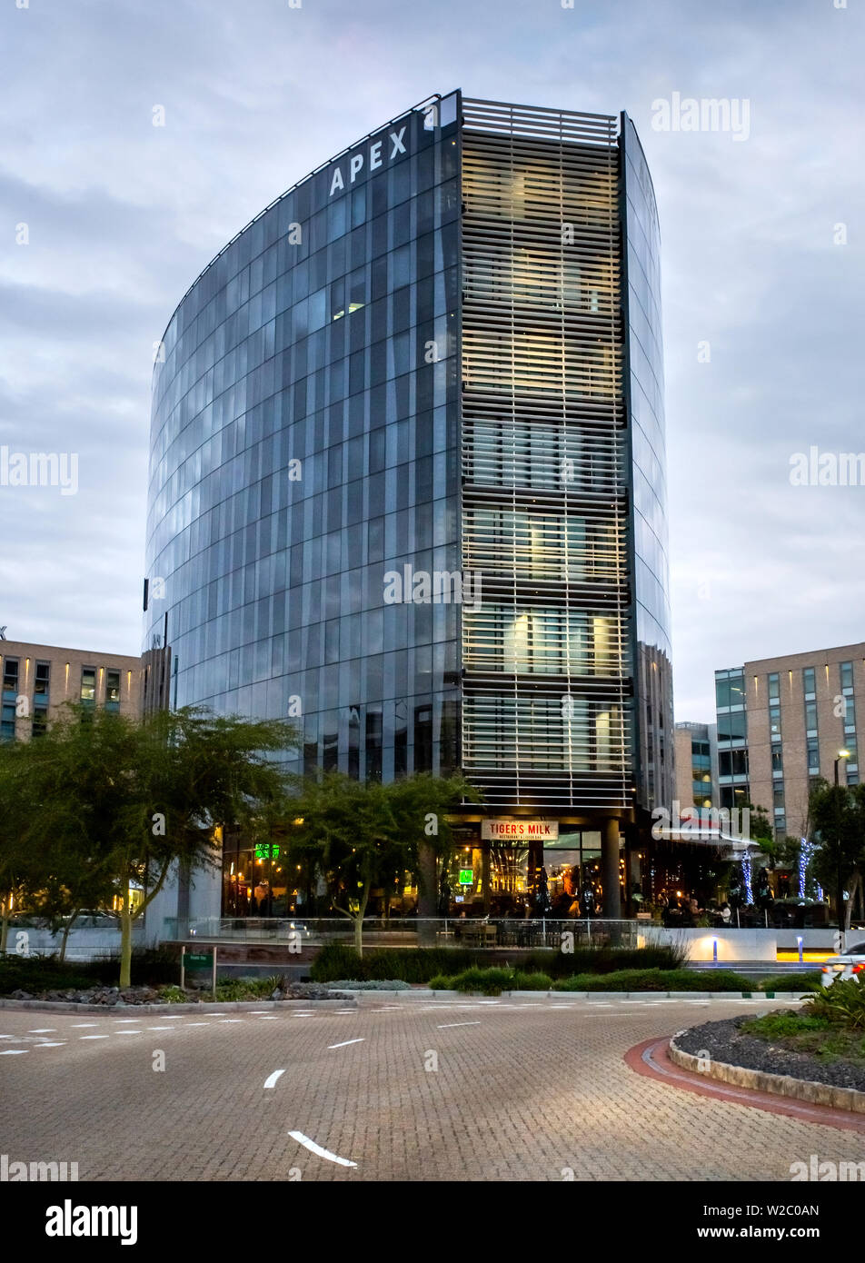 Kapstadt, Südafrika, 12. April 2019: moderne Büro- und Konferenz Gebäude mit Glasfassade. Stockfoto