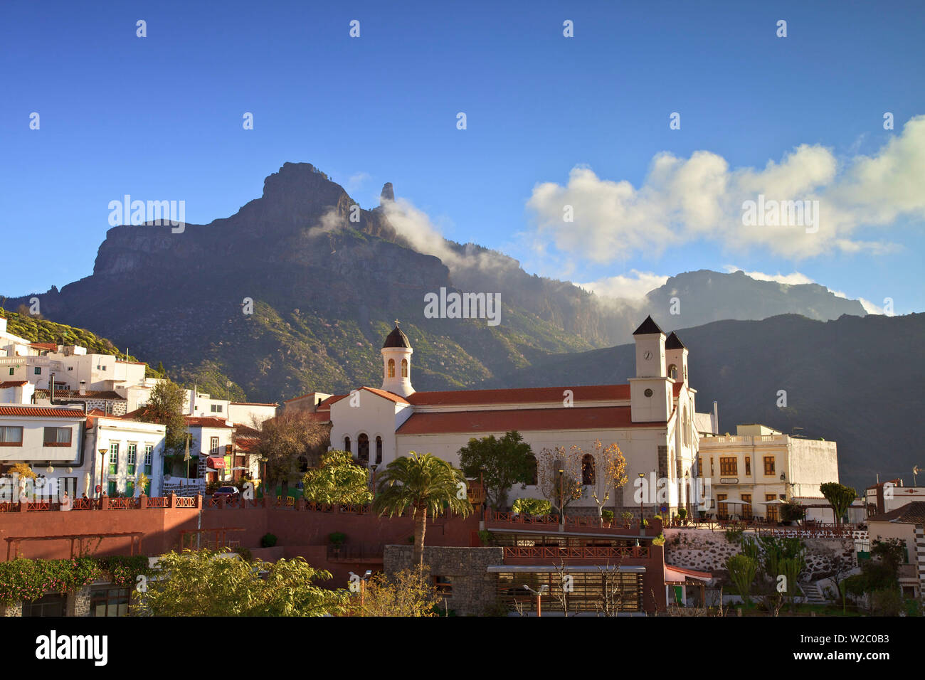 Das Dorf Tejeda mit Roque Nublo im Hintergrund, Gran Canaria, Kanarische Inseln, Spanien, Atlantik, Europa Stockfoto