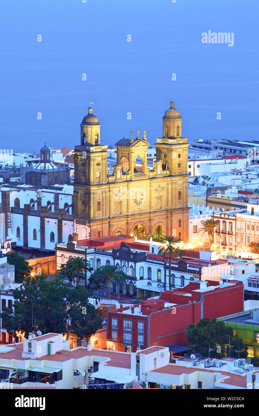 Erhöhte Aussicht auf die Santa Ana Kathedrale in der Dämmerung, Altstadt Vegueta in Las Palmas de Gran Canaria, Gran Canaria, Kanarische Inseln, Spanien, Atlantik, Europa Stockfoto