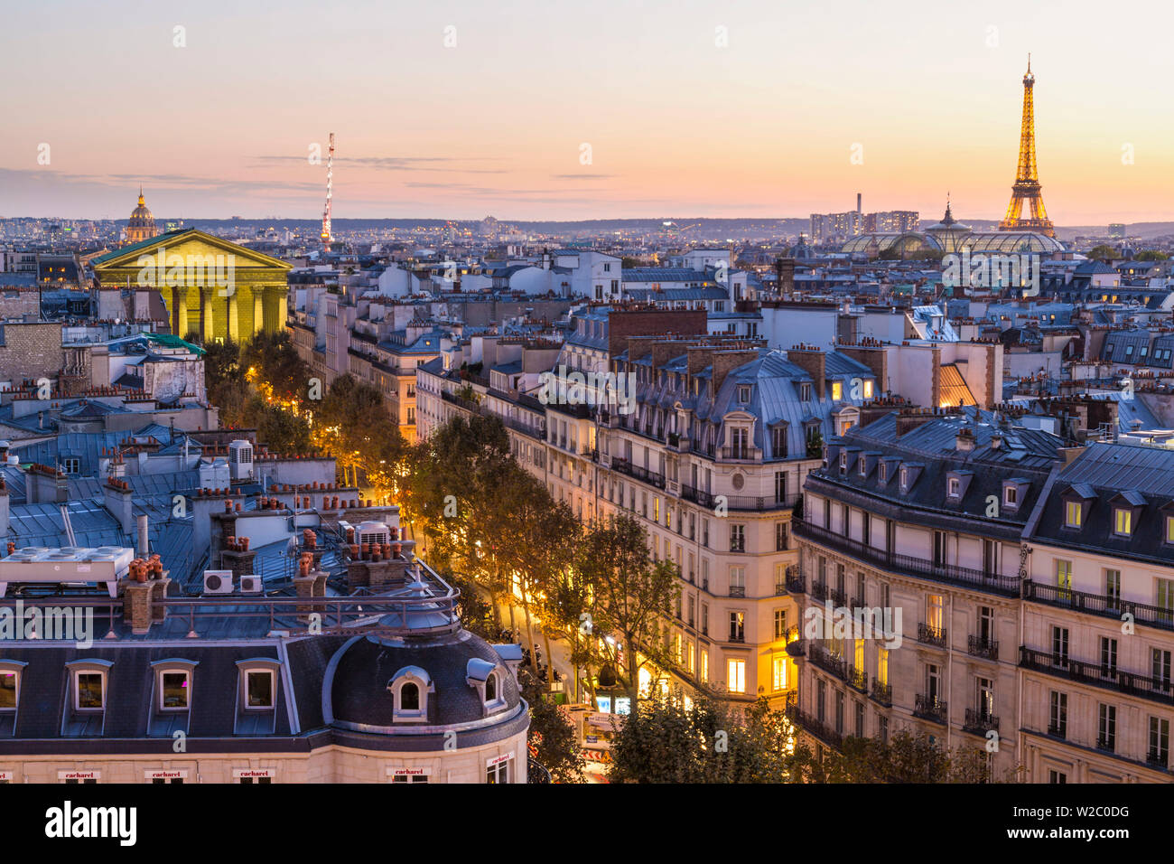 Eiffelturm & Paris Skyline in der Dämmerung, Paris, Frankreich Stockfoto