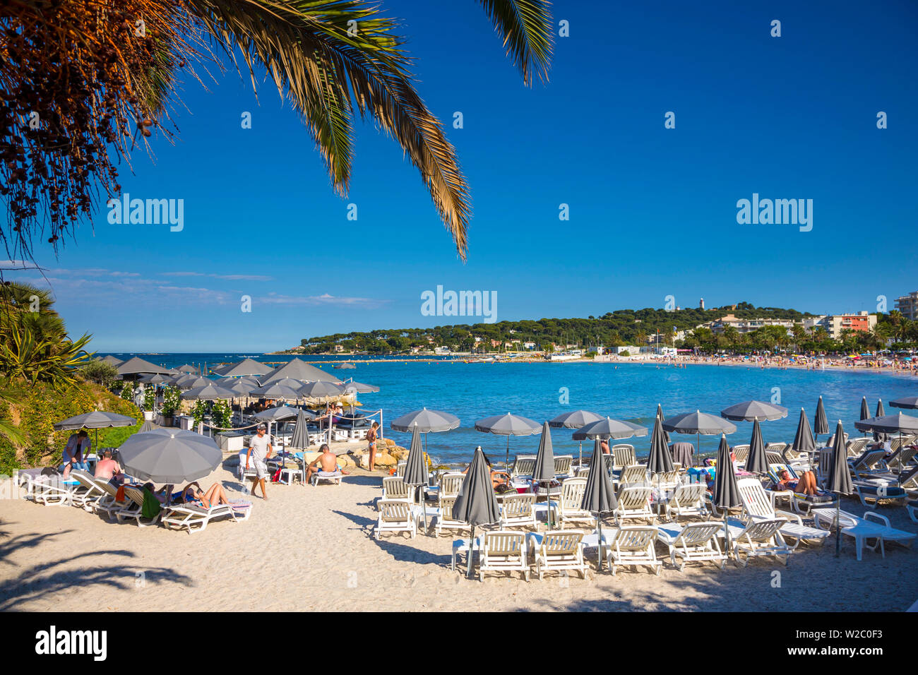 Strand in Antibes (Cap Antibes im Hintergrund), Var, Provence-Alpes-Cote d'Azur, Französische Riviera, Frankreich Stockfoto