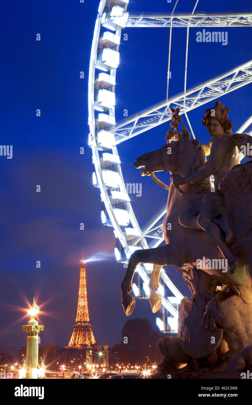 Eiffelturm Place De La Concorde mit Riesenrad und die Statue im Vordergrund, Paris, Frankreich in Westeuropa. Stockfoto