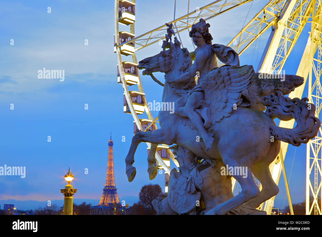 Eiffelturm Place De La Concorde mit Riesenrad und die Statue im Vordergrund, Paris, Frankreich in Westeuropa. Stockfoto