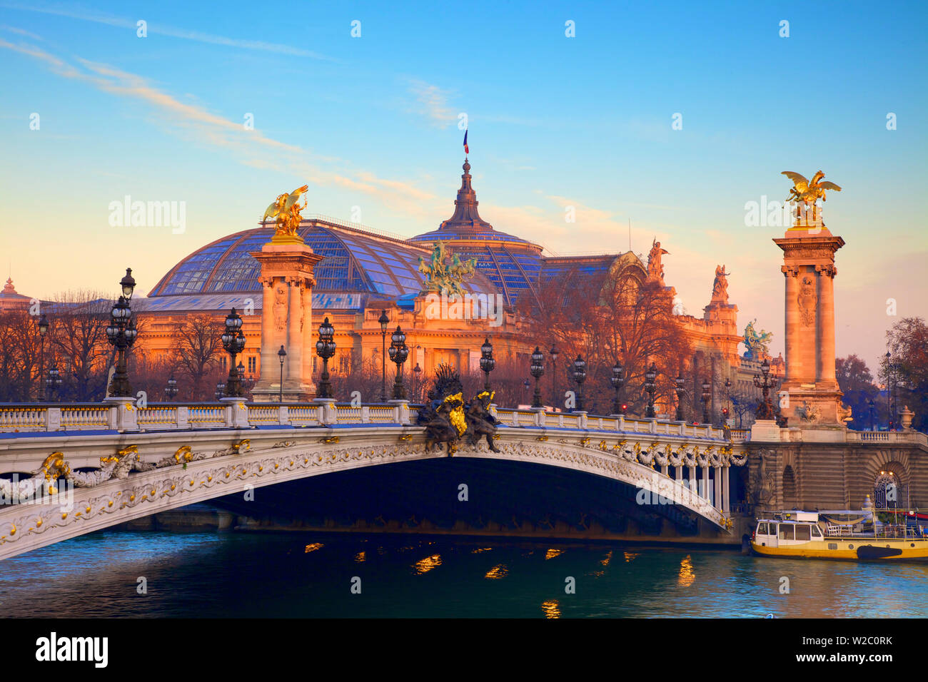 Der Pont Alexandre III und Grand Palais, Paris, Frankreich in Westeuropa. Stockfoto
