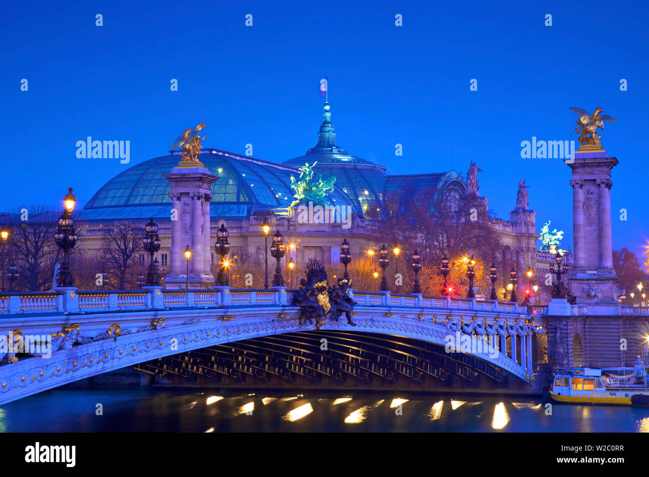 Der Pont Alexandre III und Grand Palais, Paris, Frankreich in Westeuropa. Stockfoto