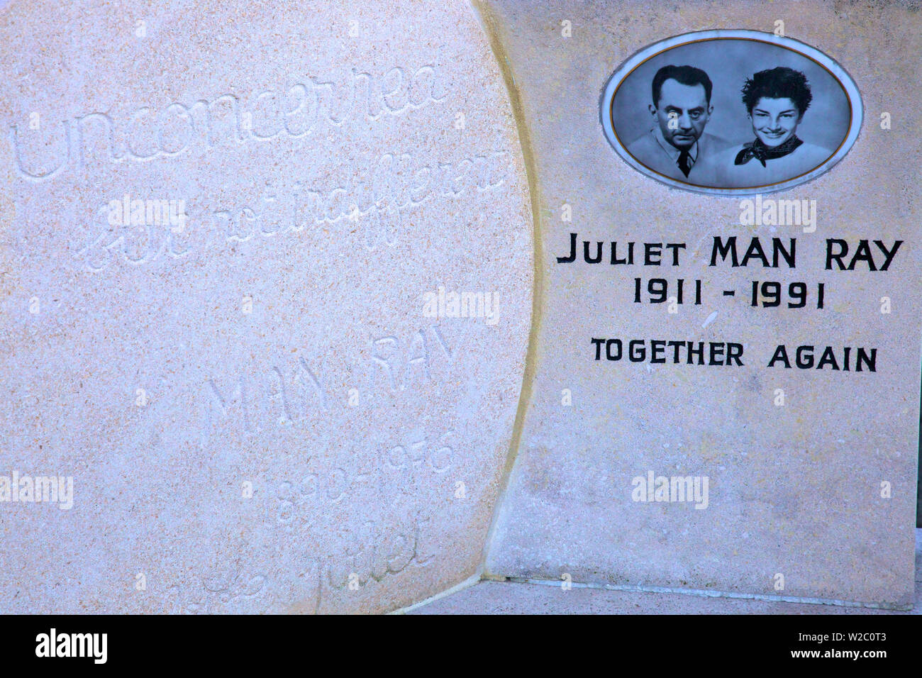 Man Ray und Julia Ray's Grabstein, Friedhof Montparnasse Montparnasse, Paris, Frankreich, Westeuropa. Stockfoto