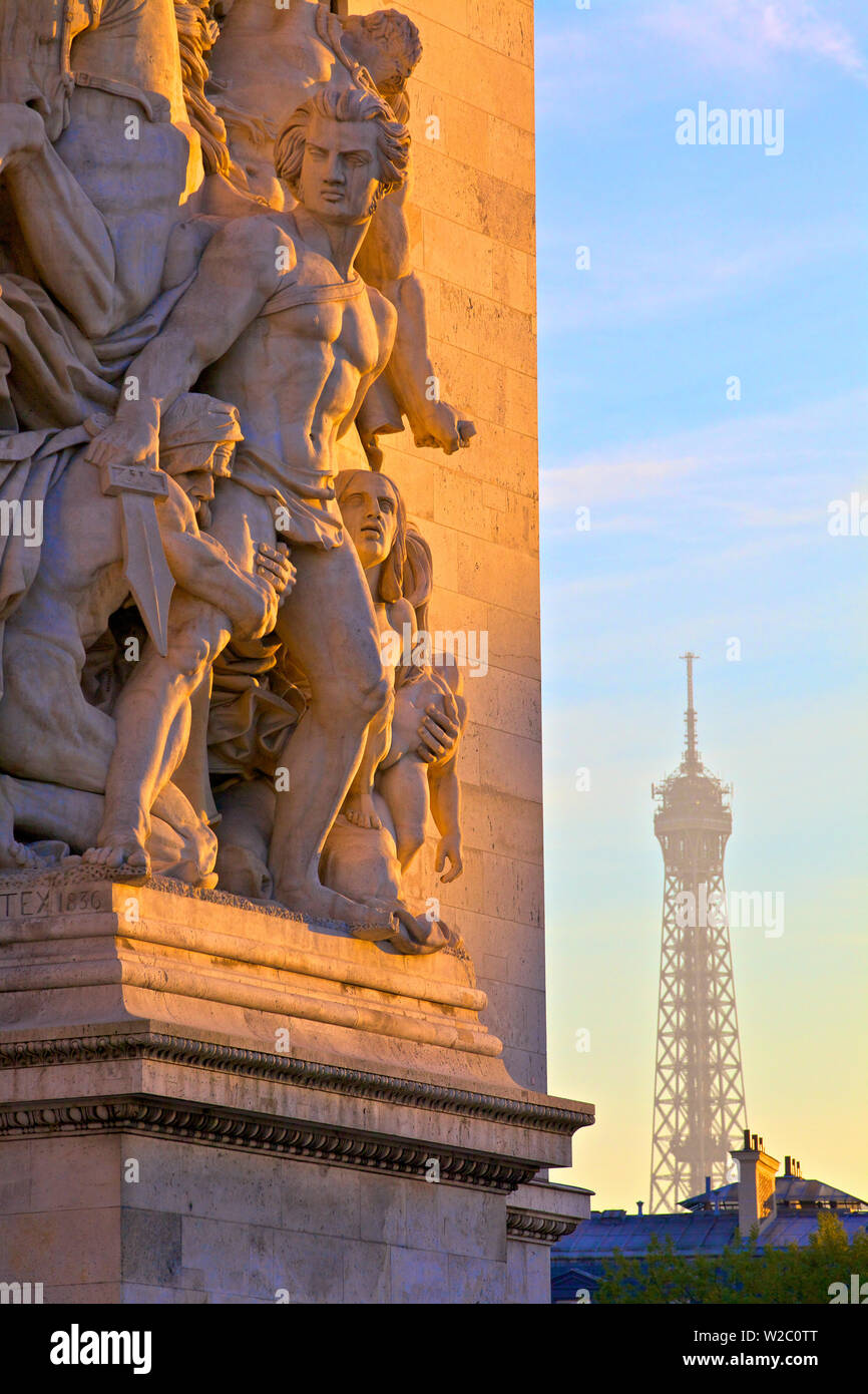 Triumphbogen Mit dem Eiffelturm im Hintergrund, Paris, Frankreich in Westeuropa. Stockfoto