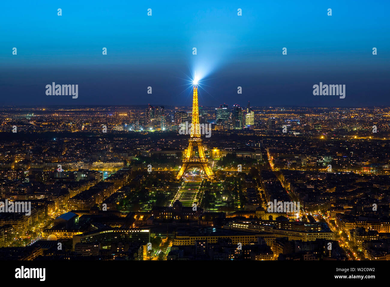 Erhöhten Blick auf den Eiffelturm, Skyline der Stadt und La Defence Skyscrapper Bezirk in der Ferne, Paris, Frankreich, Europa Stockfoto