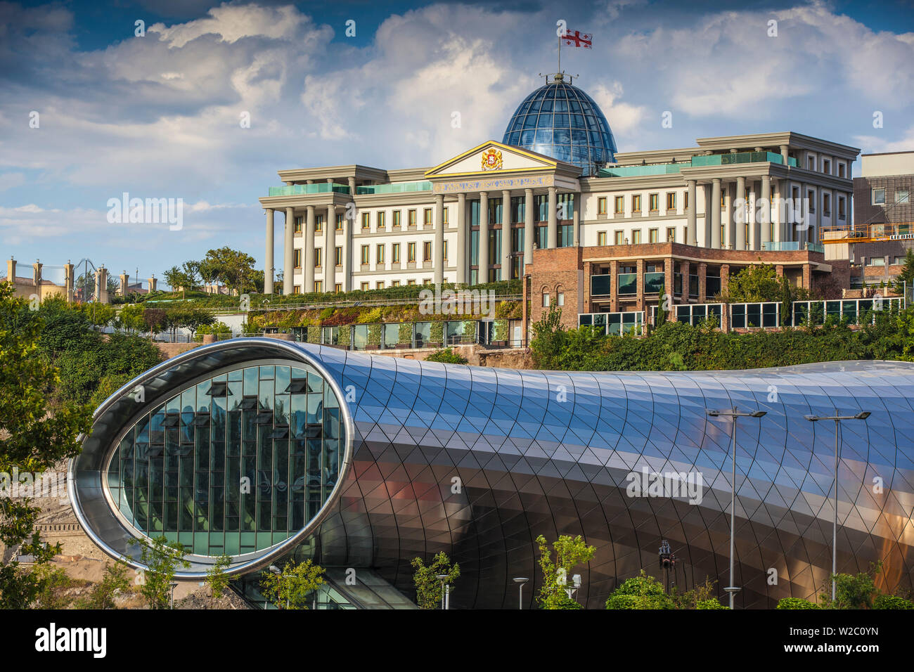 Georgien, Tiflis, Blick auf Mtkvari (Kura) River, Rike Park Theater- und Ausstellungshalle und Presidential Palace Stockfoto