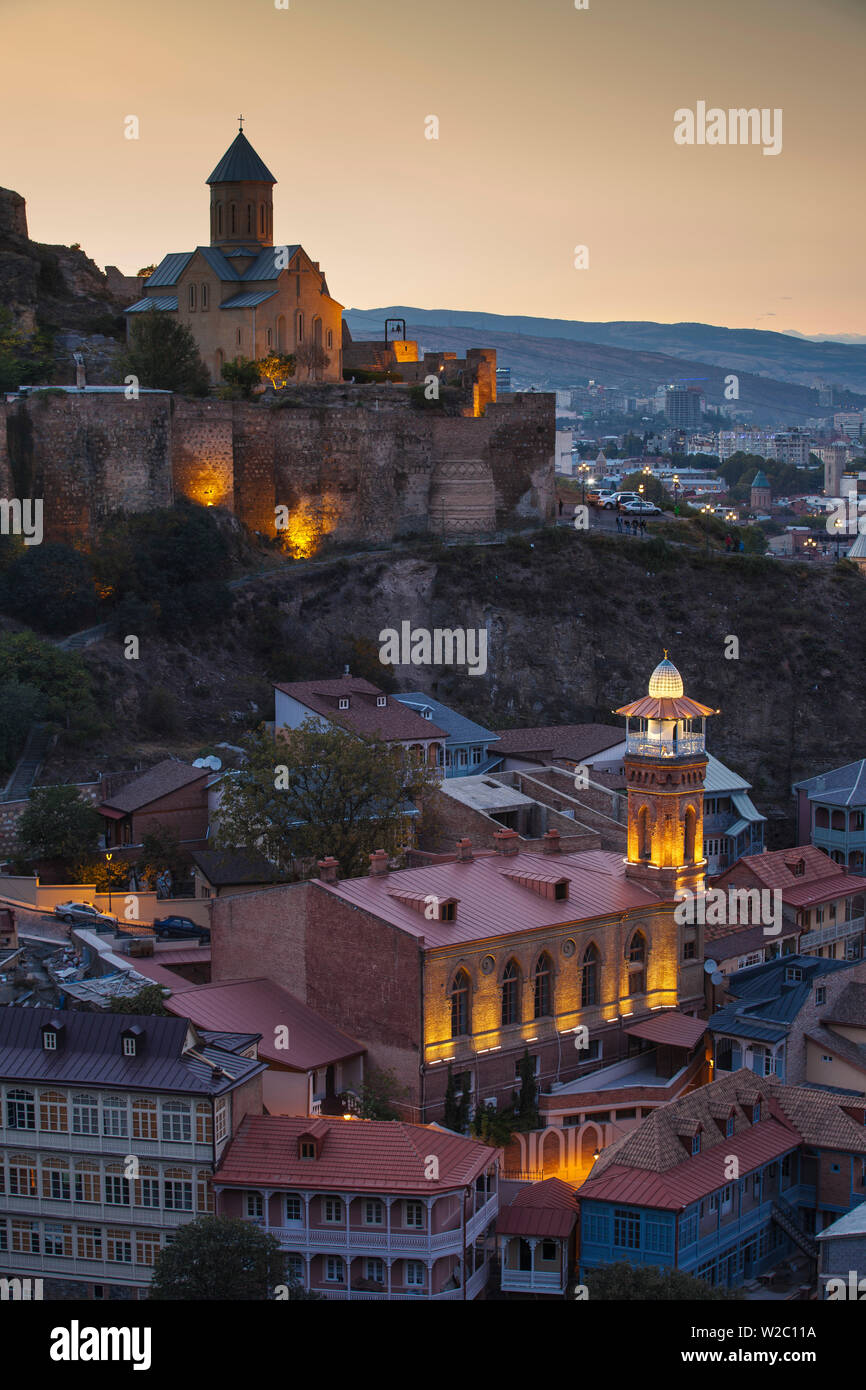 Georgien, Tiflis, Blick auf Festung Narikala und St. Nicholas Kirche über Tiflis Moschee und die Altstadt Stockfoto