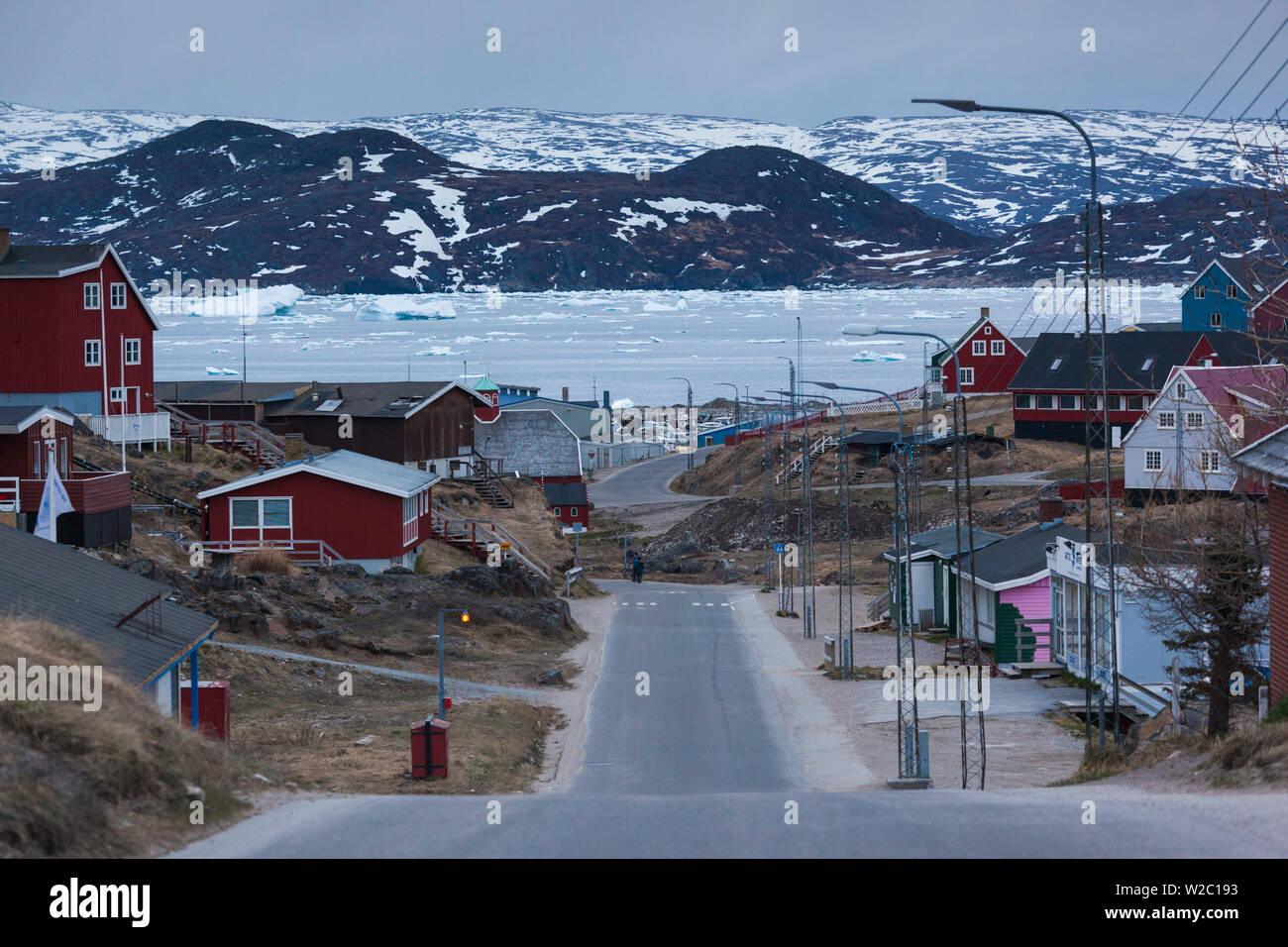 Grönland, Qaqortoq, Blick auf die erhöhten Stadt, Dämmerung Stockfoto