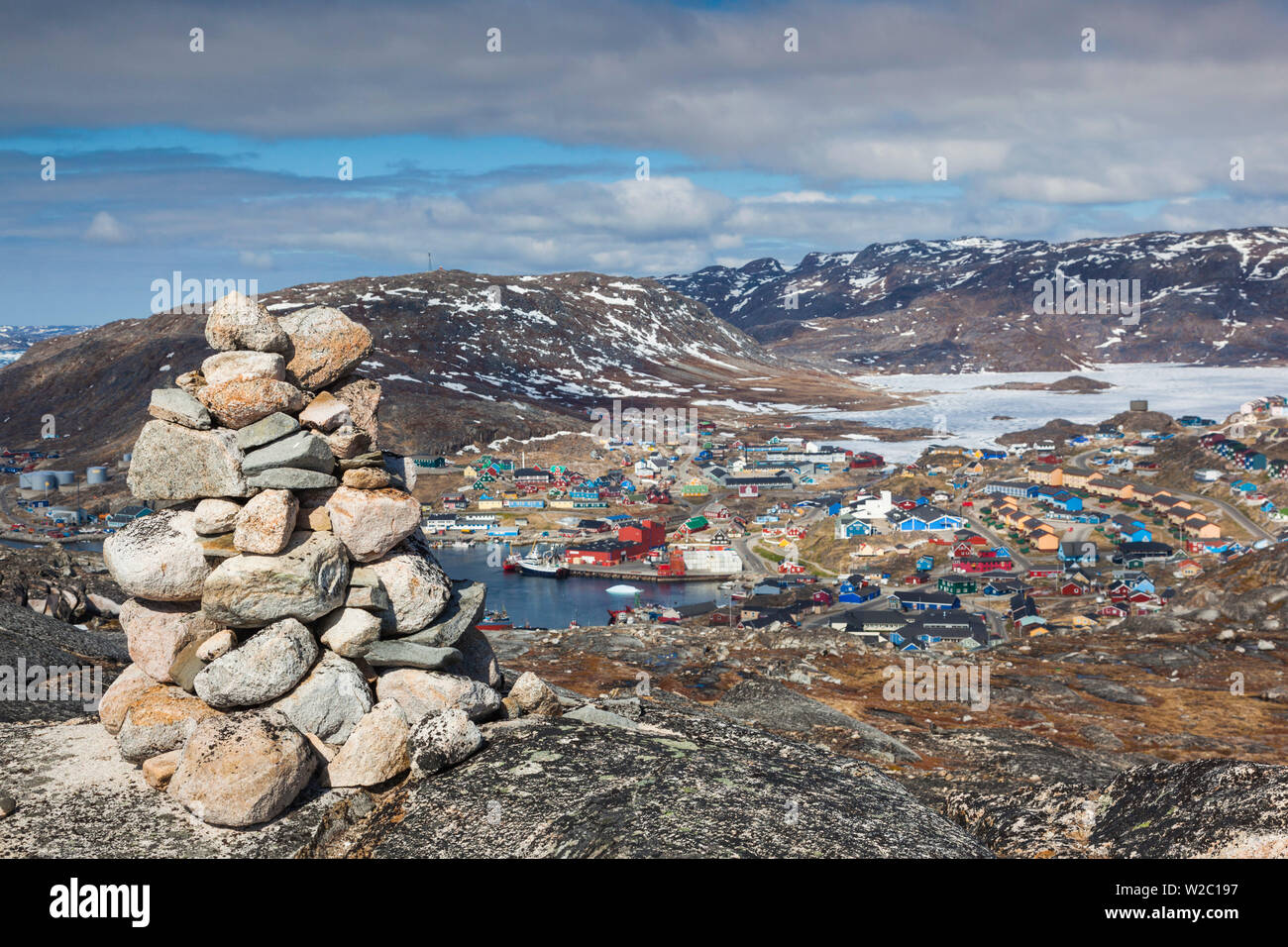 Grönland, Qaqortoq, Berglandschaft mit rock-cairns Stockfoto
