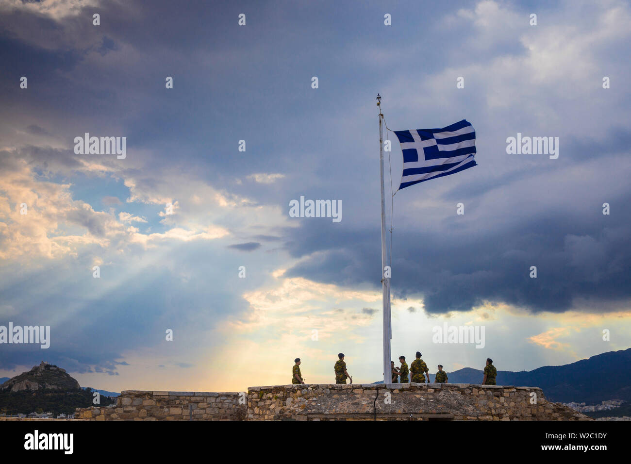 Griechenland, Attika, Athen, Flagge Anhebung Zeremonie an der Akropolis Stockfoto
