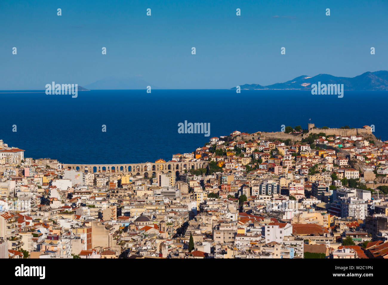 Griechenland, Ostmakedonien und Thrakien, Kavala, erhöhten Blick auf die Stadt mit der kamares Aquädukt, 1530 von Suleiman dem Prächtigen und die Kastro Festung gebaut Stockfoto