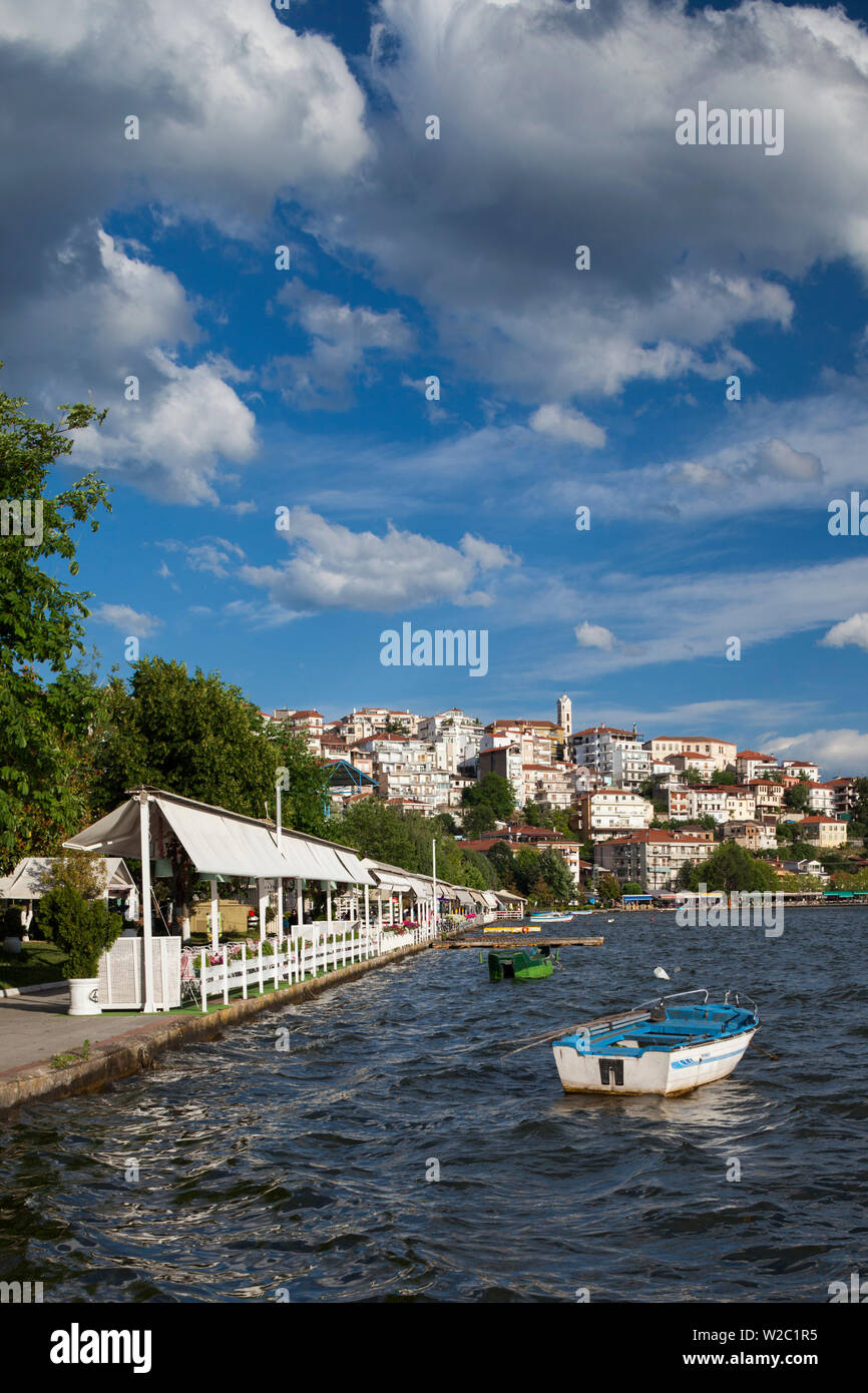 Griechenland, Mazedonien Region West, Kastoria, Blick auf die Stadt vom See Orestiada mit See-Cafés Stockfoto